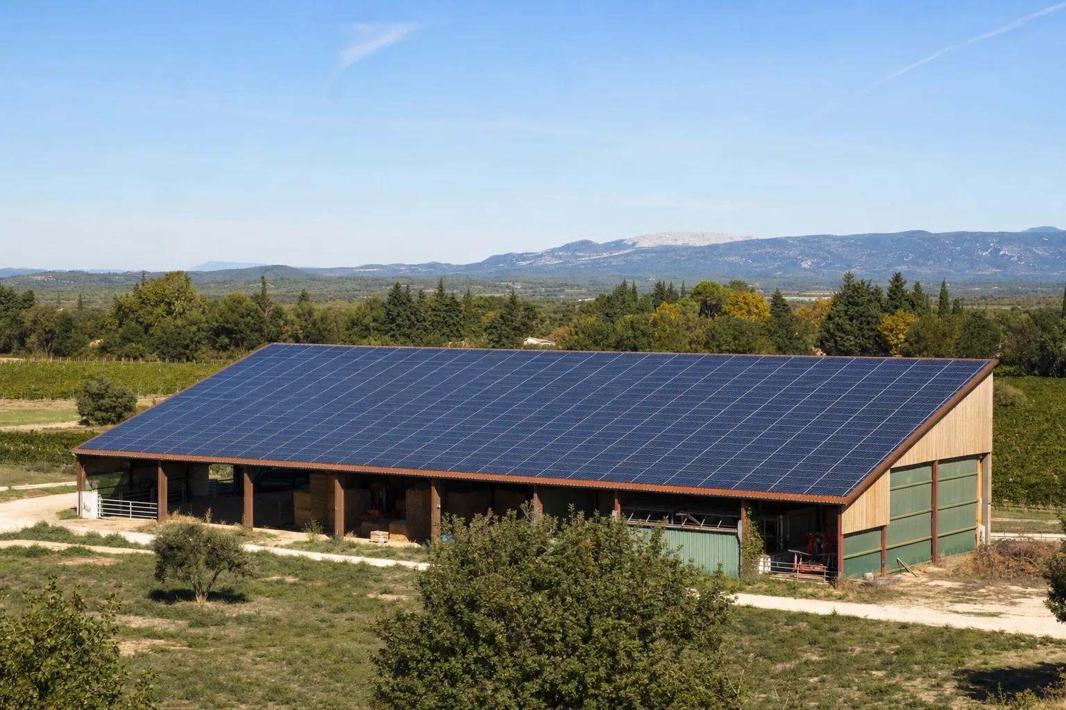 Nettoyage de panneaux solaires sur batiment agricole