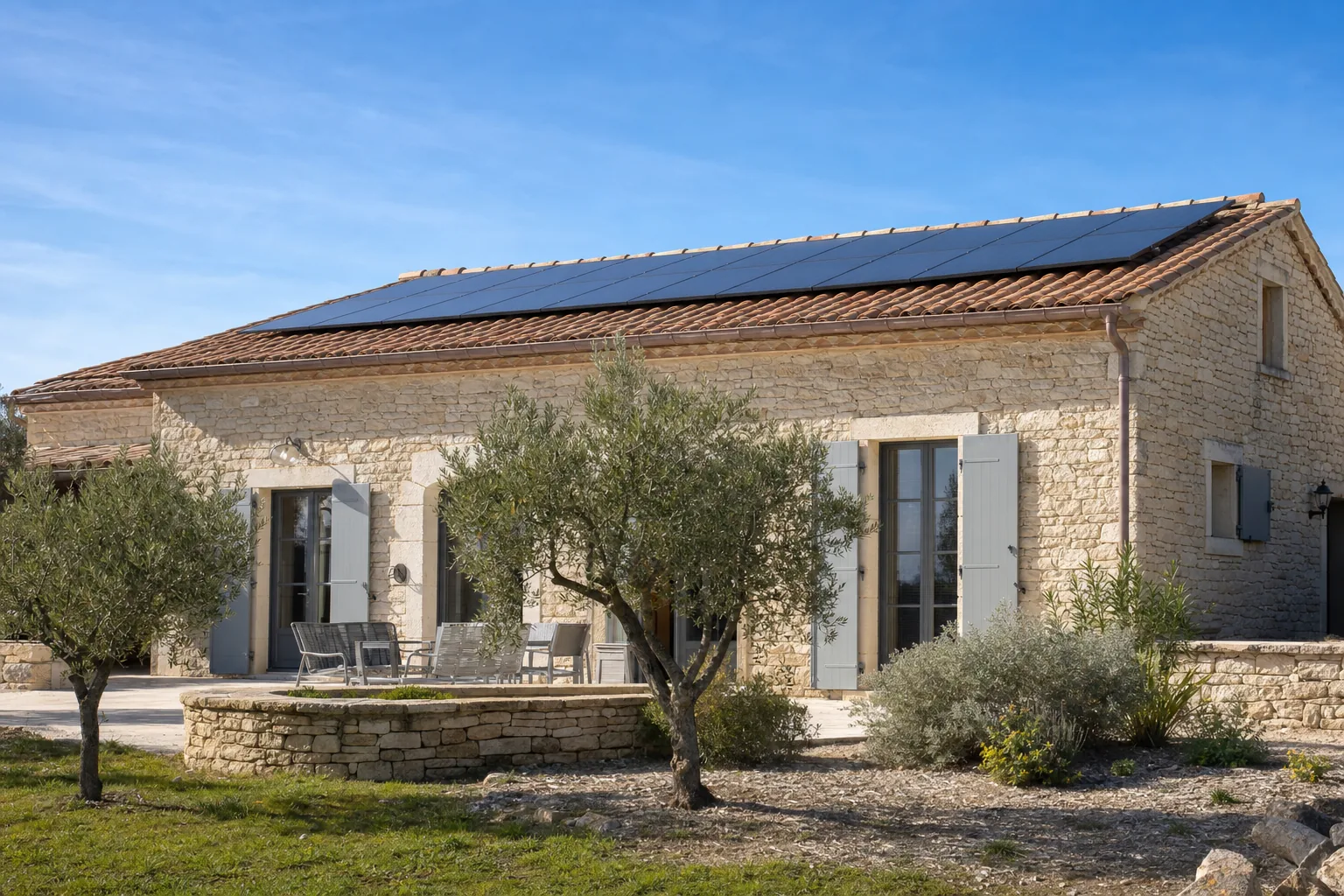Nettoyage de panneaux solaires residentiels sur toiture de maison